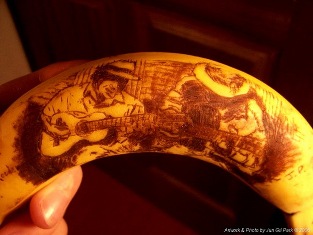Megkapirgált banánok