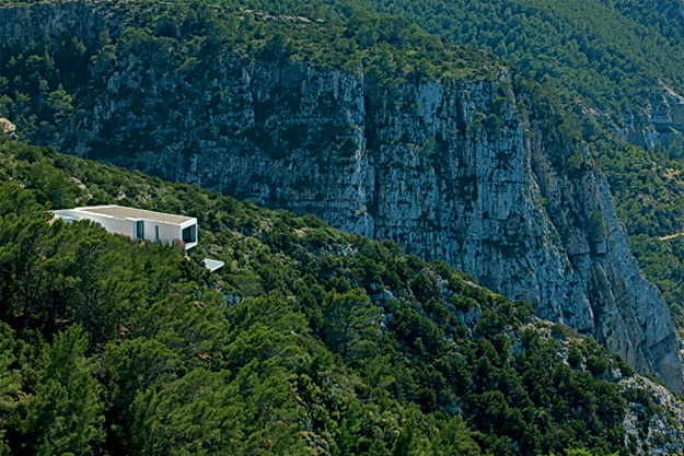 Egy ház nagyon a sziklák szélén, valahol Spanyolországban...