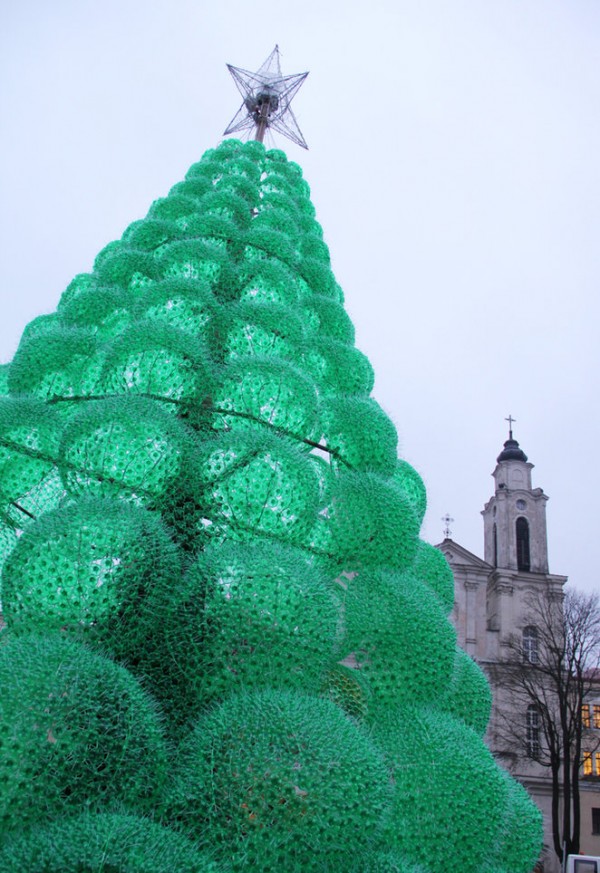 Karácsonyfa 40.000 műanyag palackból