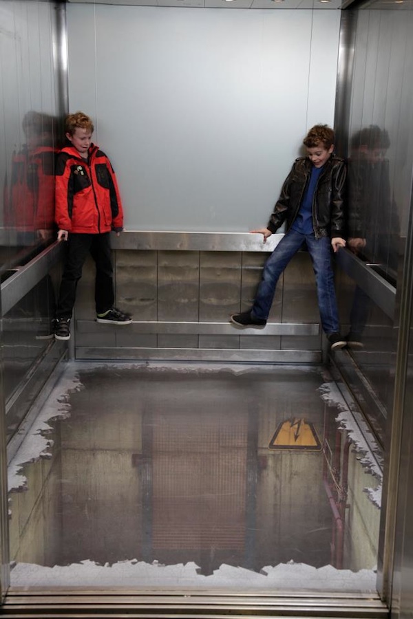Lyukas lift sokkolja a vásárlókat