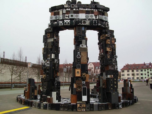 Óriási szobrok újrahasznosított hangfalakból