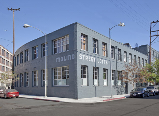 Az éremnek ismét két oldala van - Molino Street #216, Los Angeles