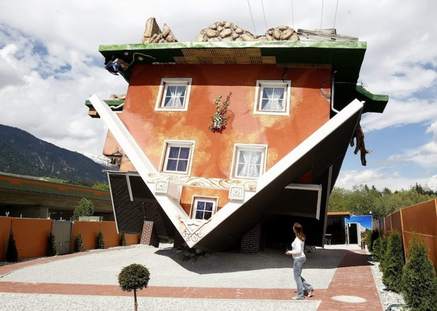 Ausztria új turisztikai látványossága, egy fejére állított ház...