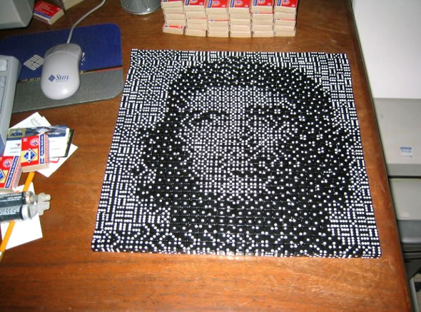 Pixel mozaikok dominóból, töltényhüvelyből